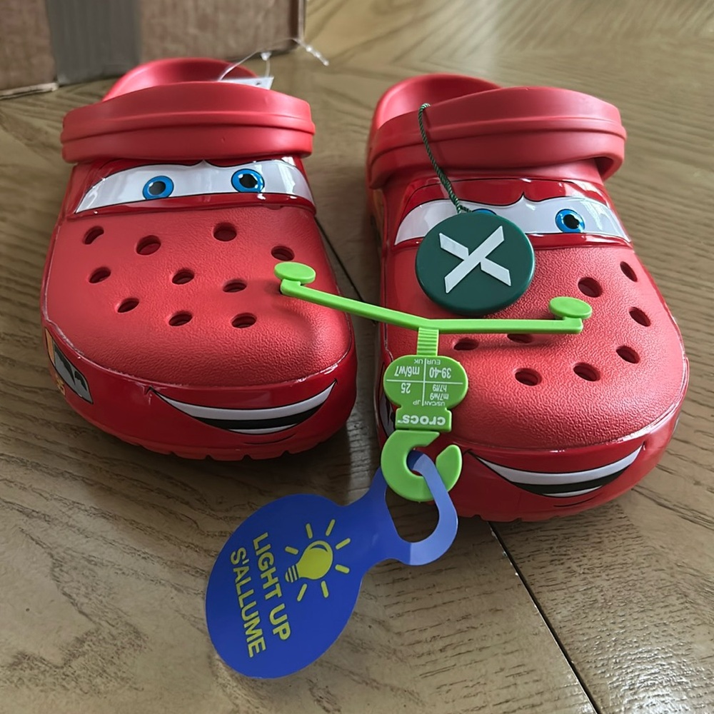 Lighting mqueen crocs size 7 BRAND NEW with the tags